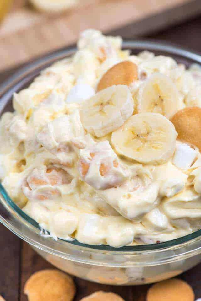 banana pudding fluff in a clear glass bowl with banana slices on top