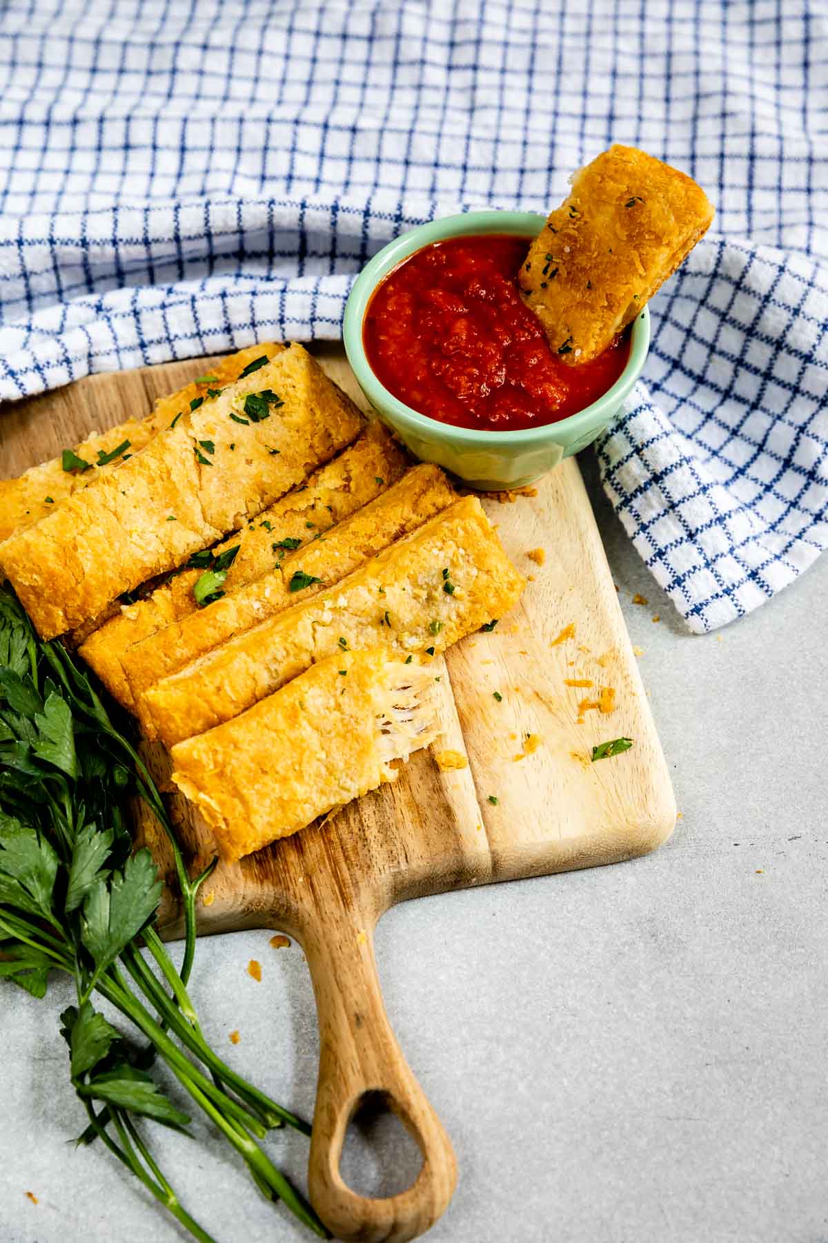 Cheesy Garlic Breadsticks - EASY GOOD IDEAS